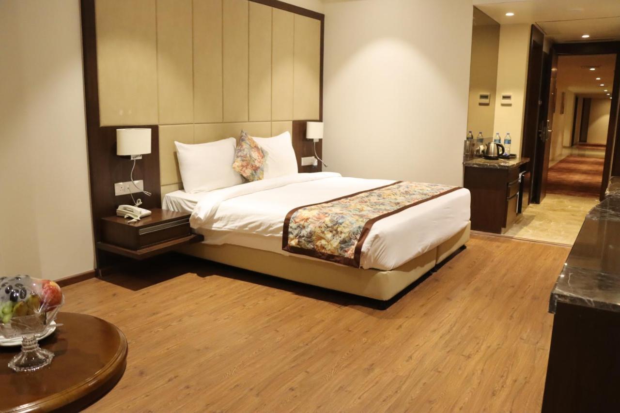 Pride Hotel Bhopal Buitenkant foto