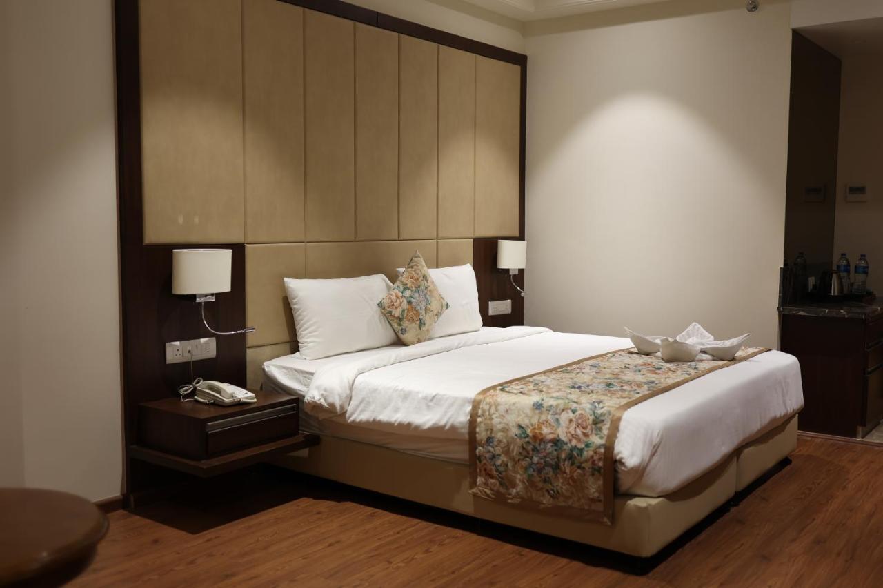 Pride Hotel Bhopal Buitenkant foto