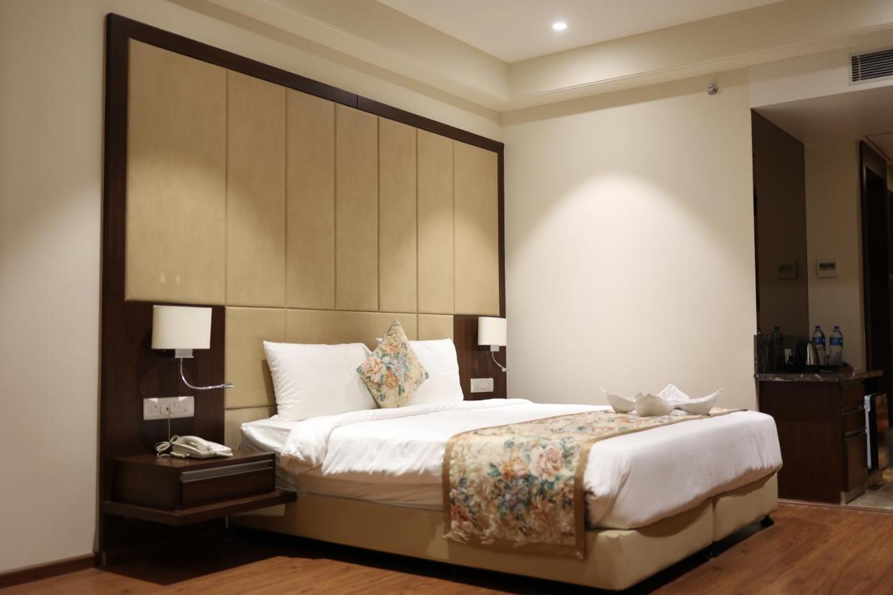 Pride Hotel Bhopal Buitenkant foto