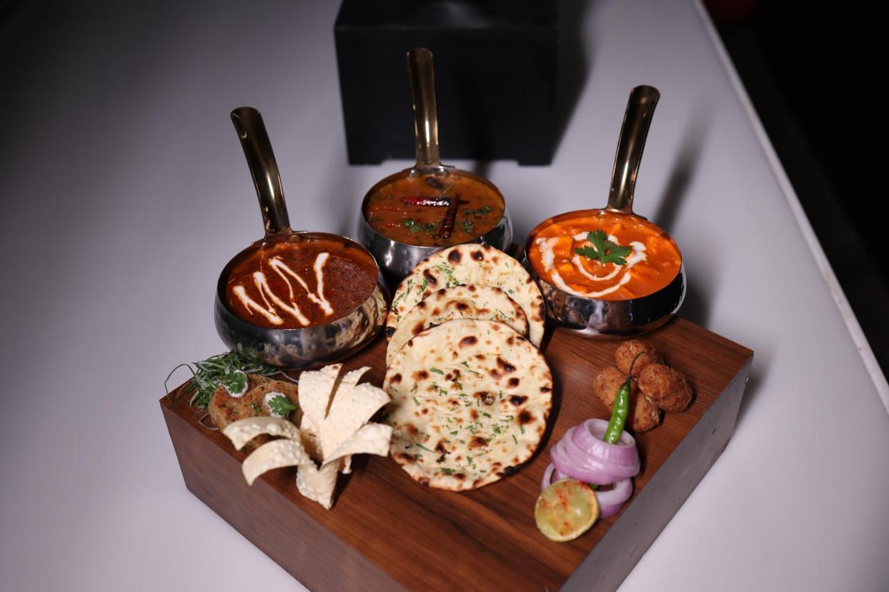 Pride Hotel Bhopal Buitenkant foto