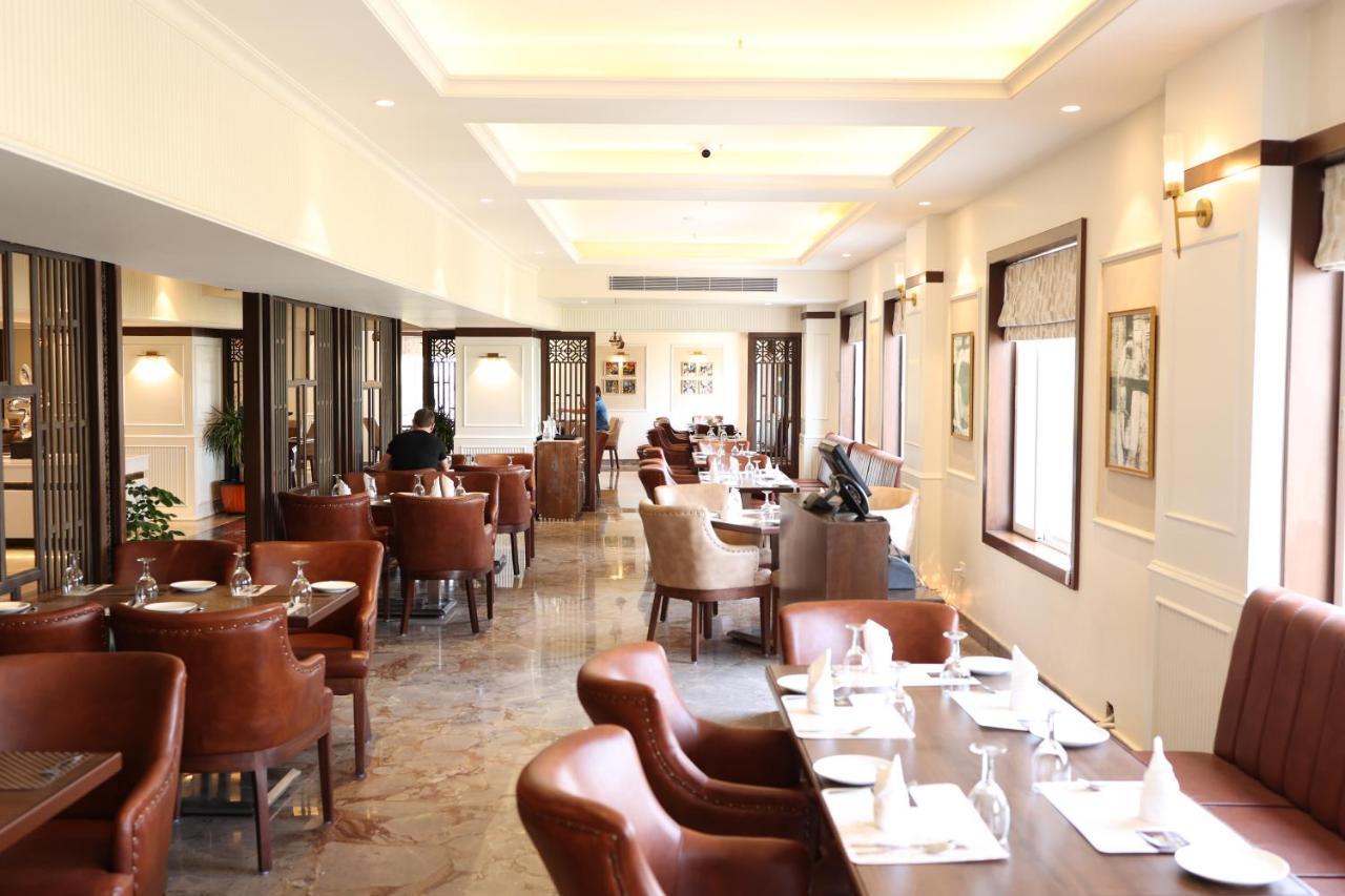 Pride Hotel Bhopal Buitenkant foto