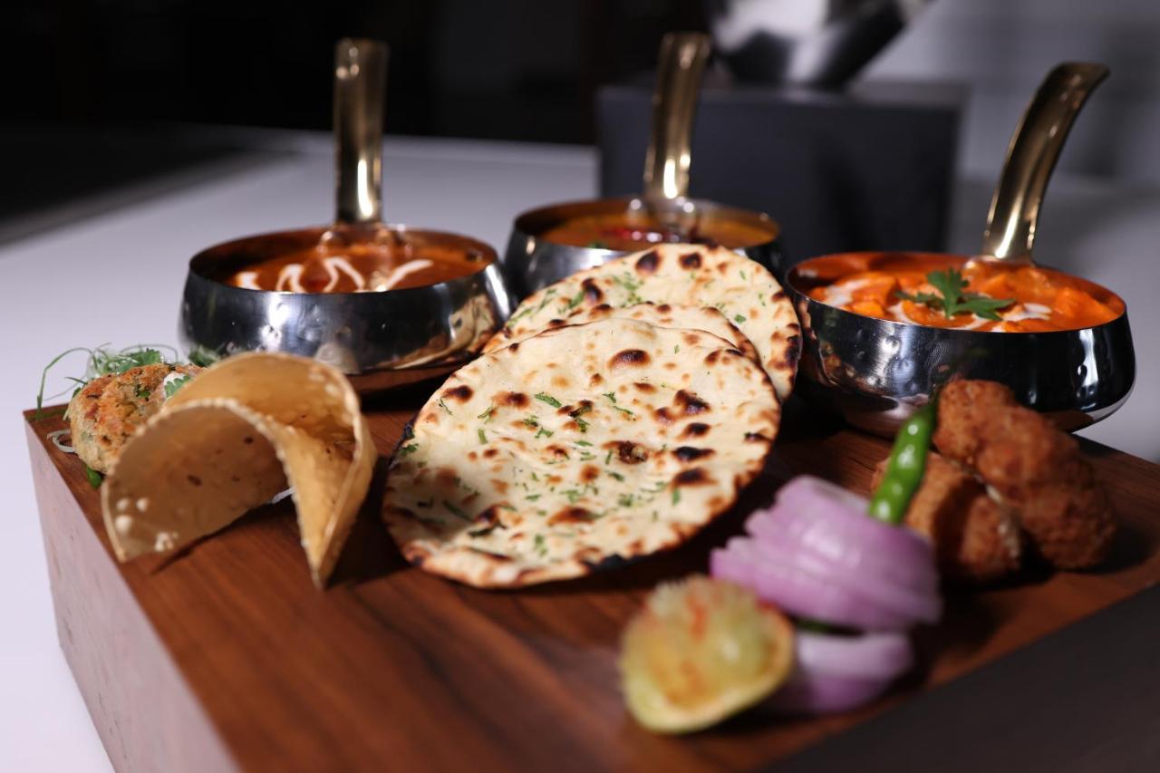 Pride Hotel Bhopal Buitenkant foto